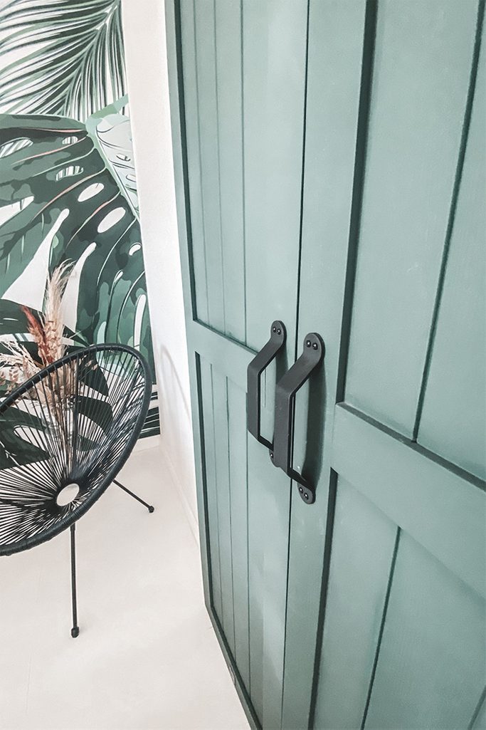 green doors, wardrobe door, openwork chair, plant wallpaper, sliding door handles, narrow sliding door