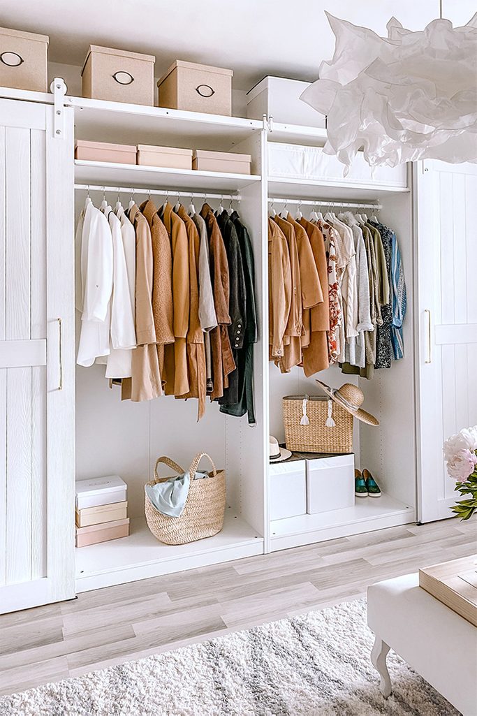 large white wardrobes for clothes, a system of white wardrobes and shelves in the dressing room, walk-in wardrobe in white
